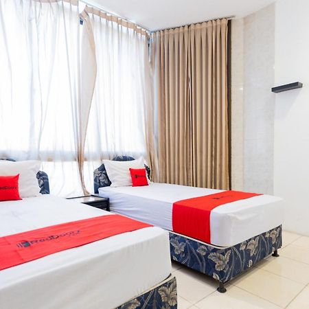 Reddoorz At Sparkling Hotel Сурабая Экстерьер фото