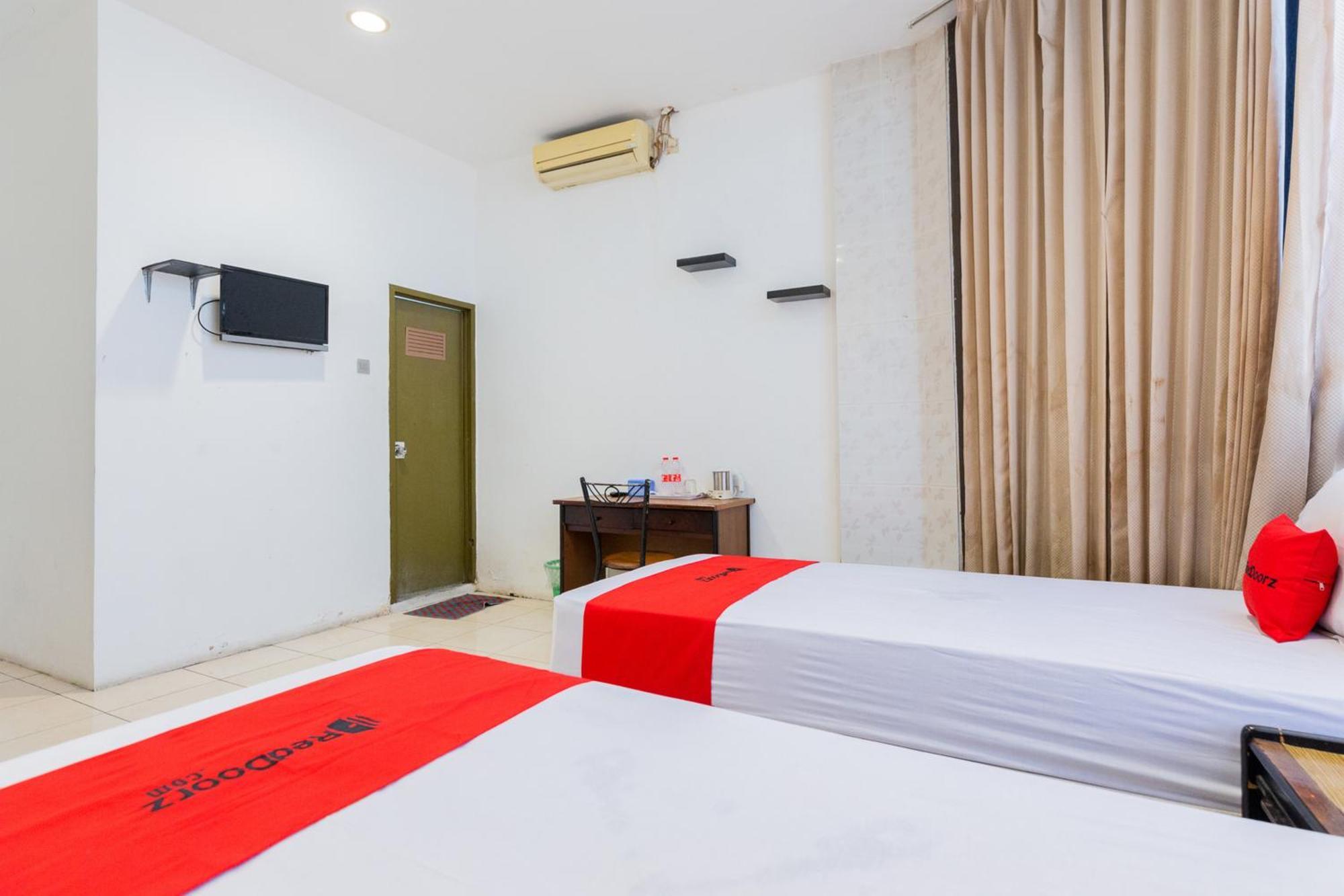Reddoorz At Sparkling Hotel Сурабая Экстерьер фото