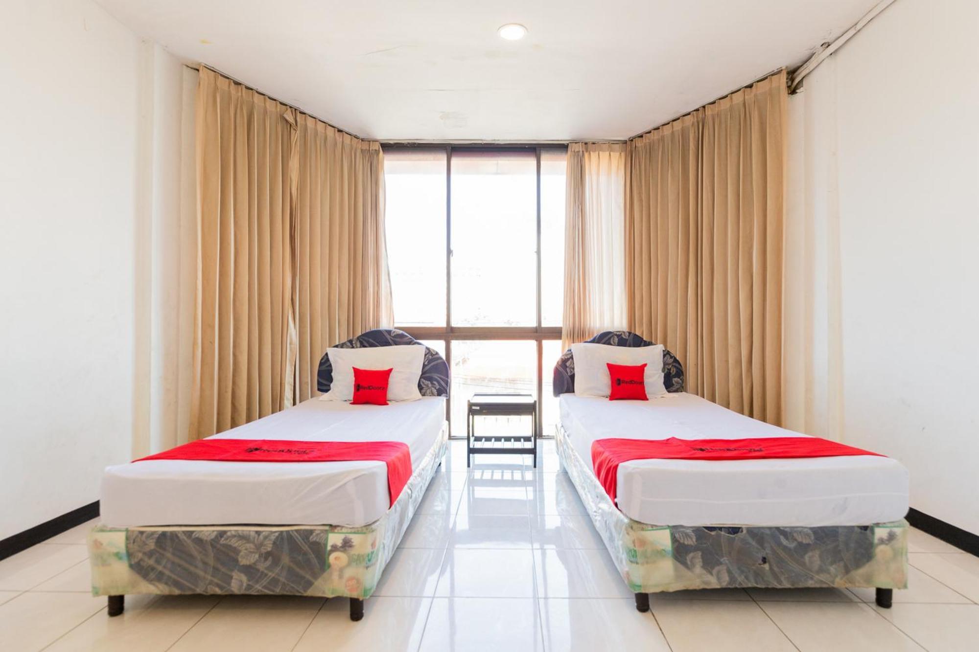 Reddoorz At Sparkling Hotel Сурабая Экстерьер фото