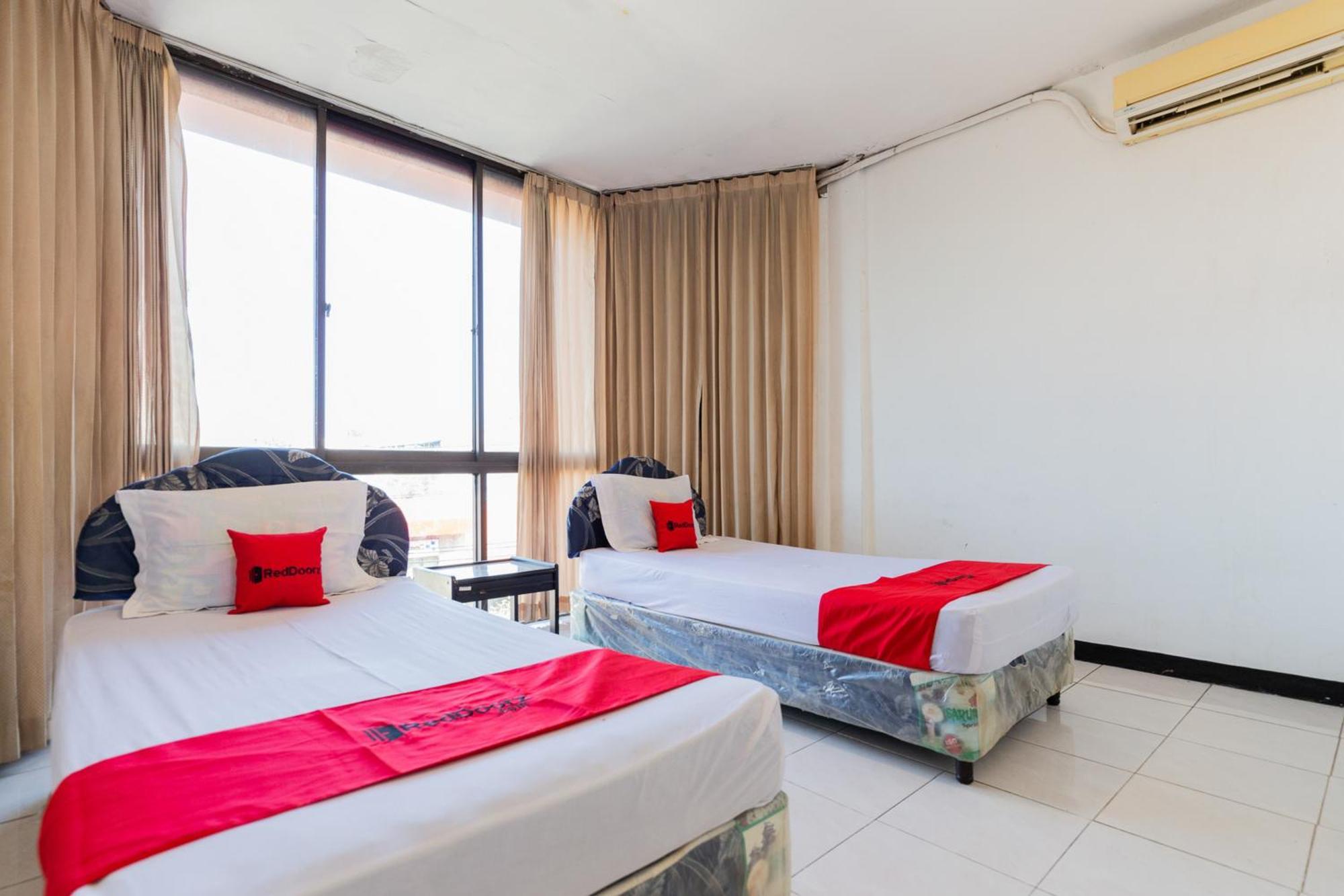 Reddoorz At Sparkling Hotel Сурабая Экстерьер фото