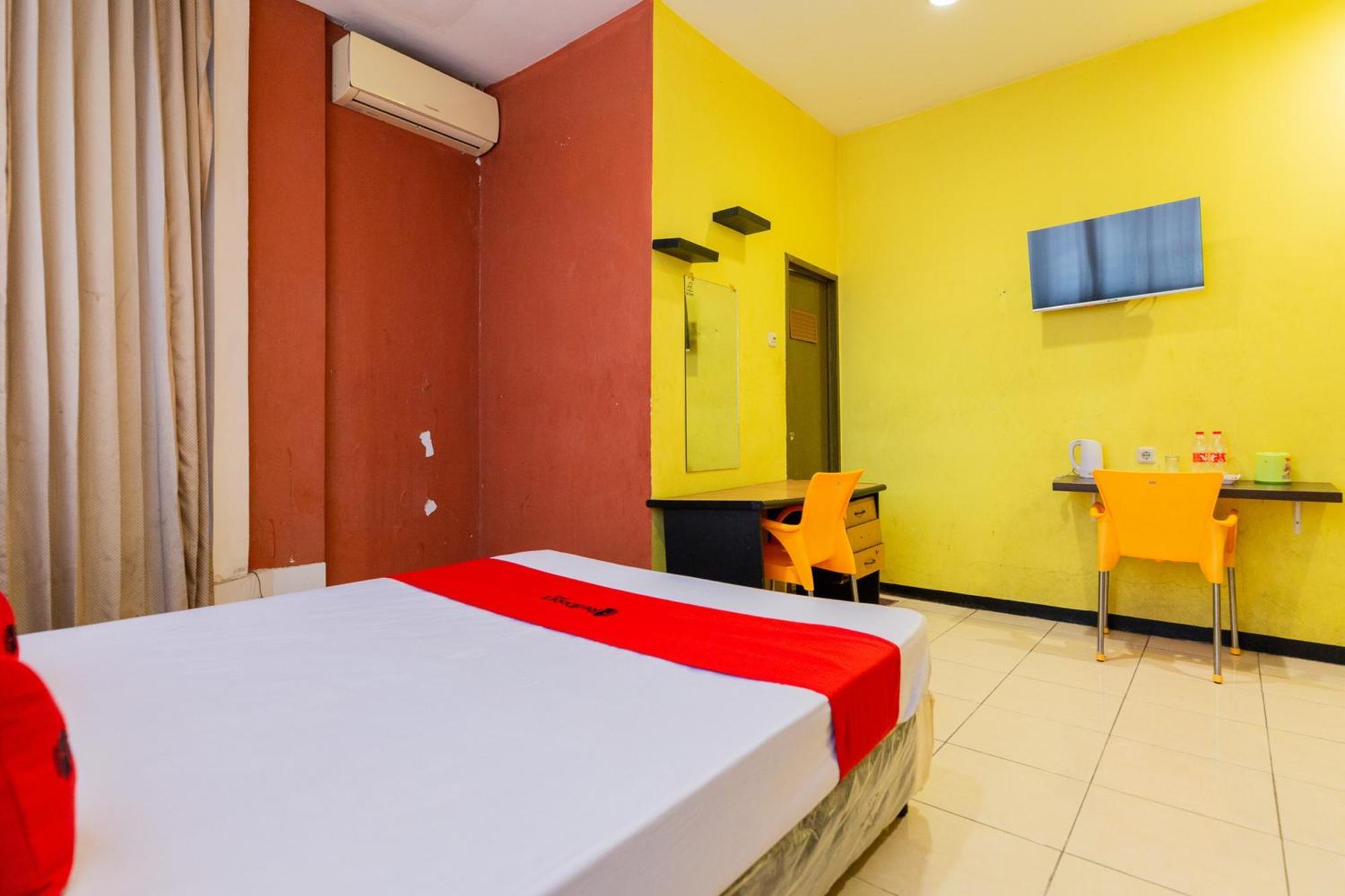 Reddoorz At Sparkling Hotel Сурабая Экстерьер фото