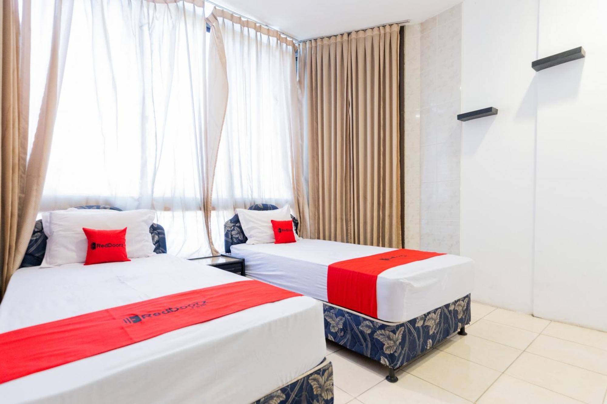 Reddoorz At Sparkling Hotel Сурабая Экстерьер фото
