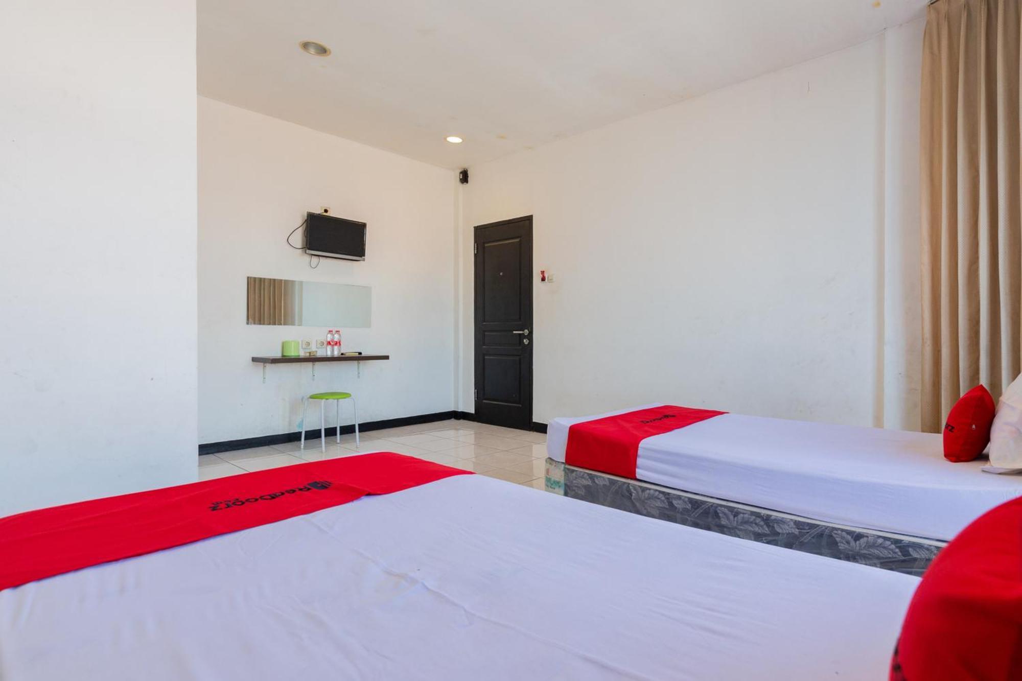 Reddoorz At Sparkling Hotel Сурабая Экстерьер фото