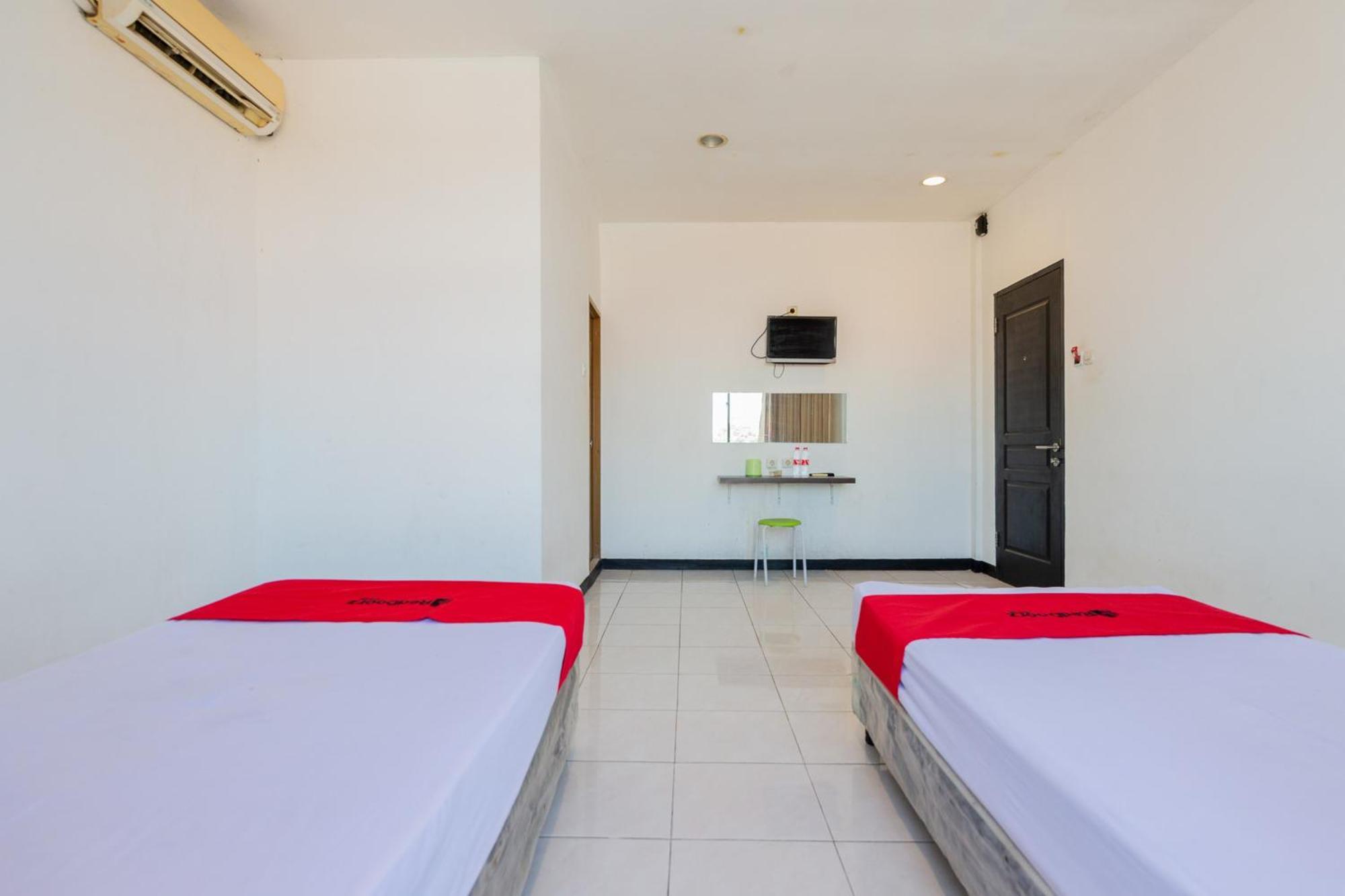 Reddoorz At Sparkling Hotel Сурабая Экстерьер фото