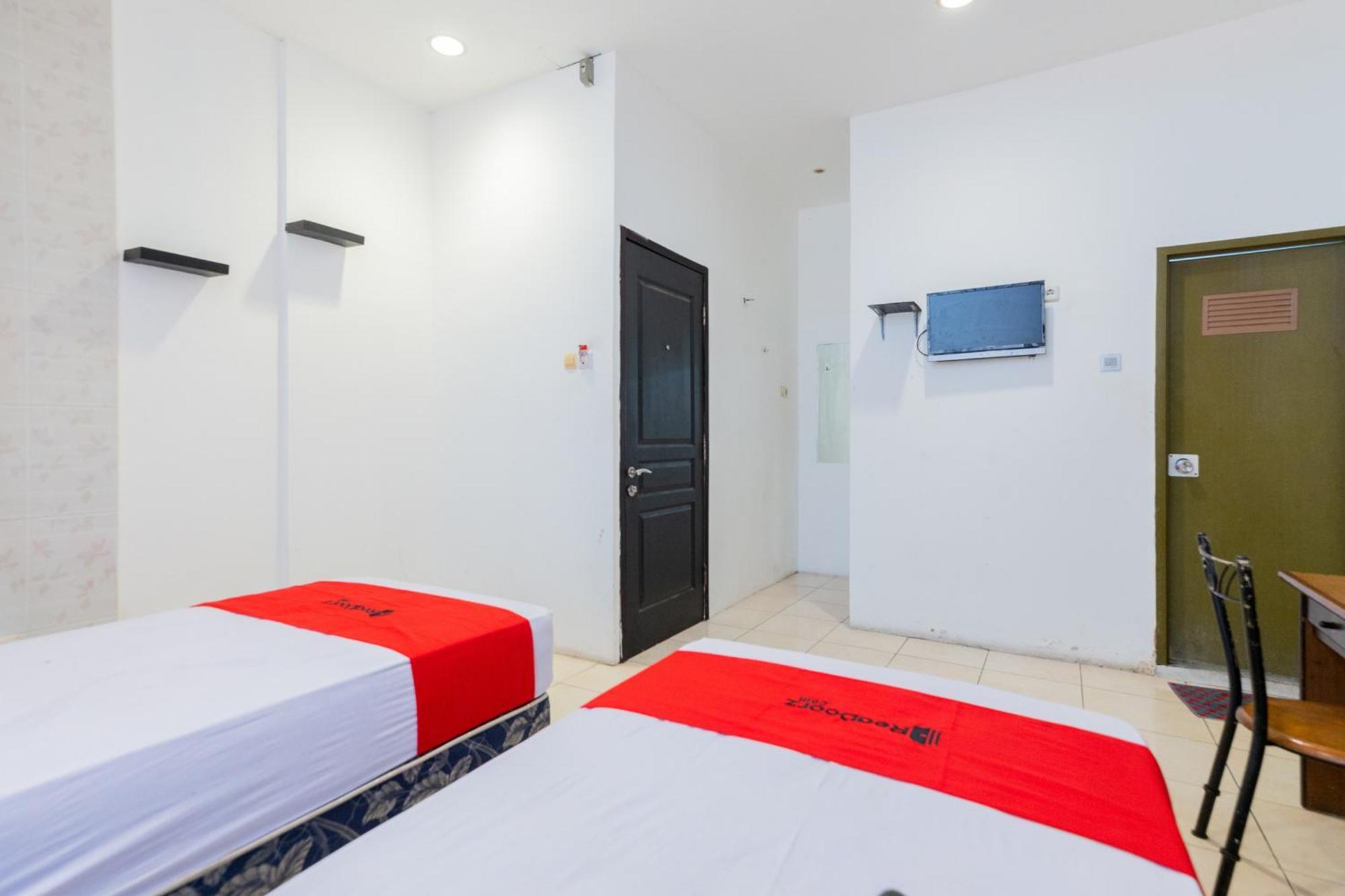 Reddoorz At Sparkling Hotel Сурабая Экстерьер фото