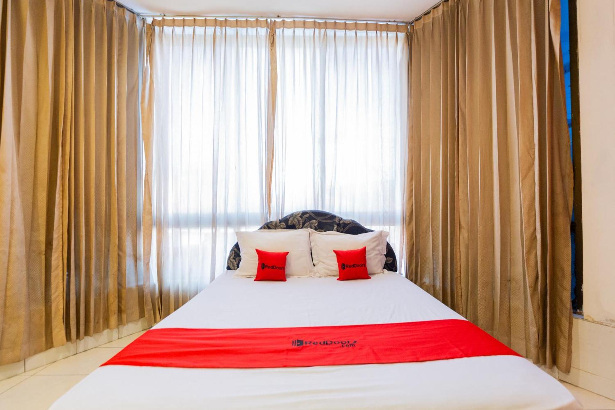 Reddoorz At Sparkling Hotel Сурабая Экстерьер фото
