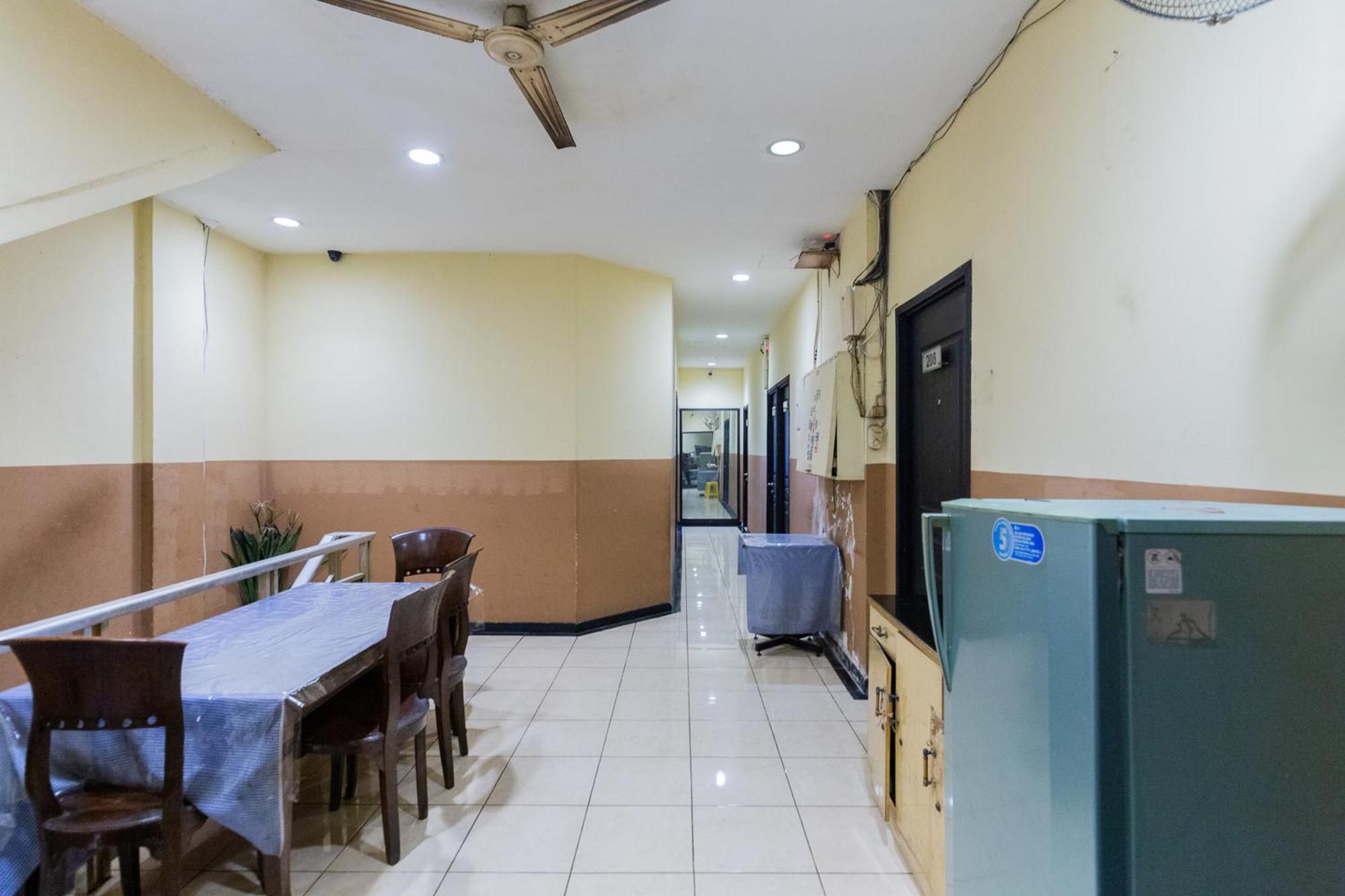 Reddoorz At Sparkling Hotel Сурабая Экстерьер фото