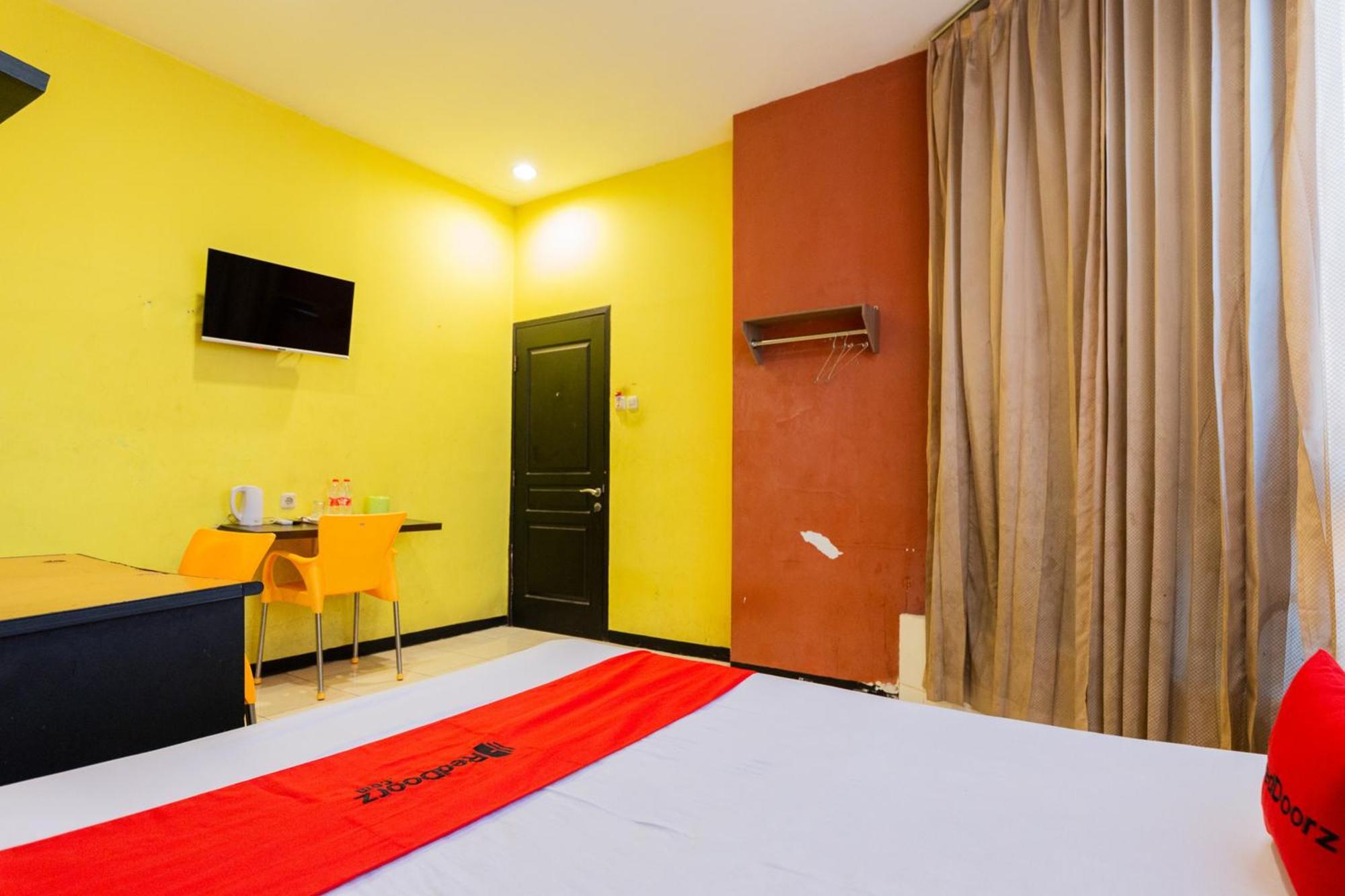 Reddoorz At Sparkling Hotel Сурабая Экстерьер фото